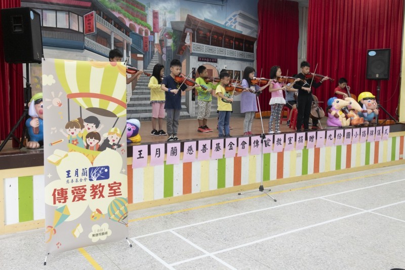 學童演奏「雨夜花」、「望春風」及「基隆山之戀」等膾炙人口的名曲。(新北市教育局提供)