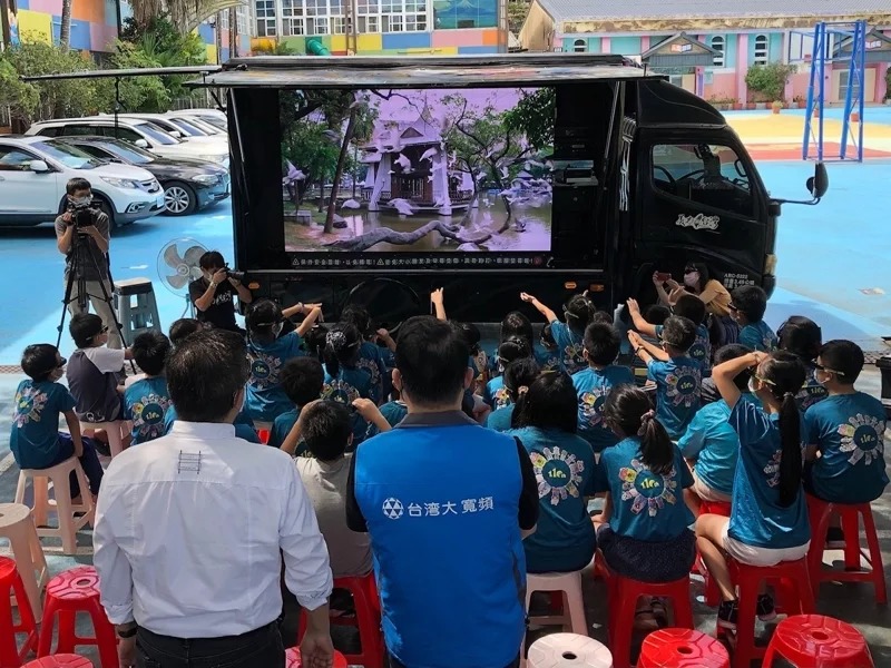 美麗台灣3D電影的電影車開入瑞芳九份國小,讓學生看見栩栩如生的3D台灣之美。 圖/觀天下有線電視提供