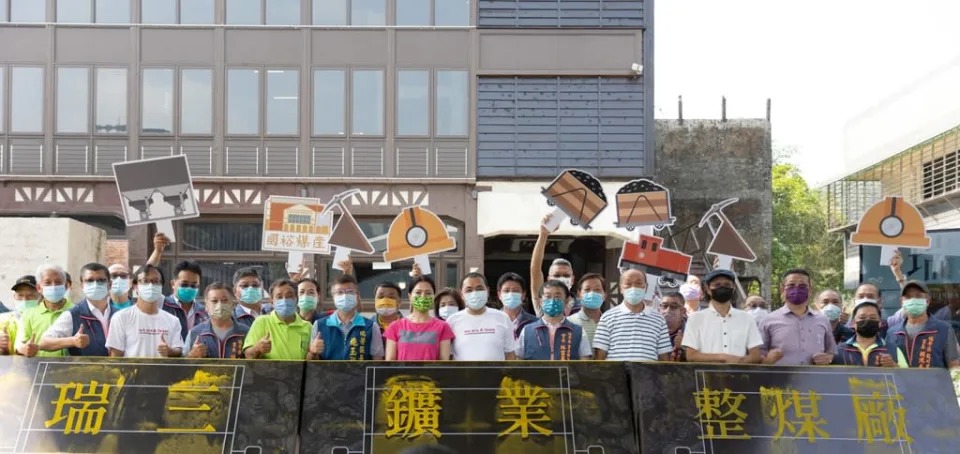 《圖說》侯友宜市長及貴賓將金沙注入精心打造的礦車造型儀式台,象徵新北市政府重視礦業觀光文化的精神。〈觀旅局提供〉