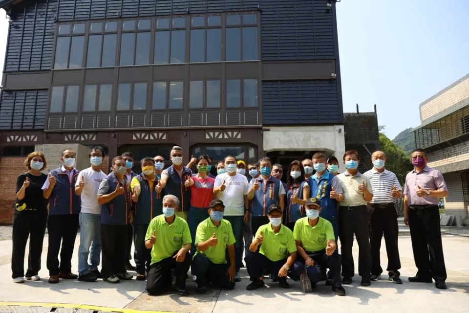 《圖說》侯友宜與貴賓於瑞三整煤廠前合影,一同重新打開整煤廠礦業重要回憶。〈觀旅局提供〉