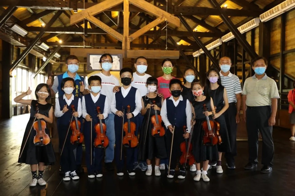 《圖說》侯友宜與今日開幕儀式表演的九份國小弦樂團合照。〈觀旅局提供〉