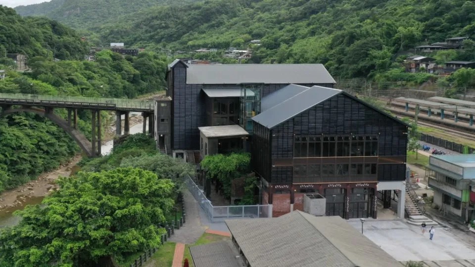 《圖說》從空中俯瞰瑞三整煤廠,新舊完美結合的建築物,展示猴硐礦業文史。〈觀旅局提供〉