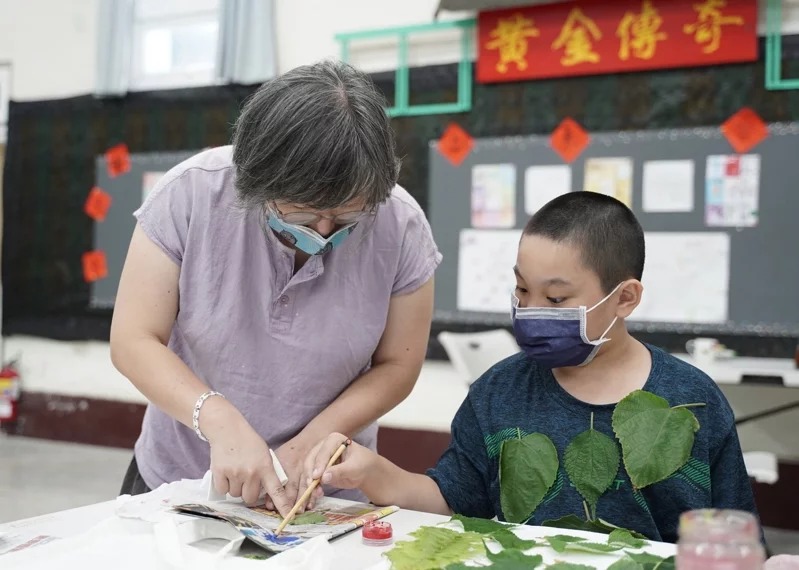 新北市黃金博物館邀請山城美館,在九份國小舉辦「我的小森林」植拓活動。圖/黃金博物館提供