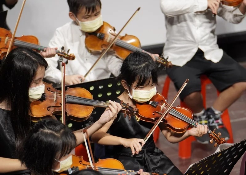 新北市黃金博物館7月間與九份國小合作,在昇平戲院舉辦「黃金山城弦樂隊」成果展。圖/黃金博物館提供